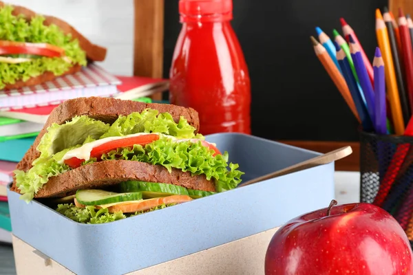 Comida en la lonchera — Foto de Stock