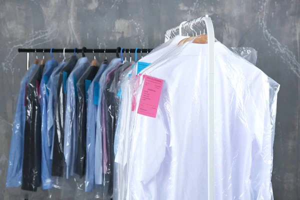 Ständer mit sauberer Kleidung — Stockfoto