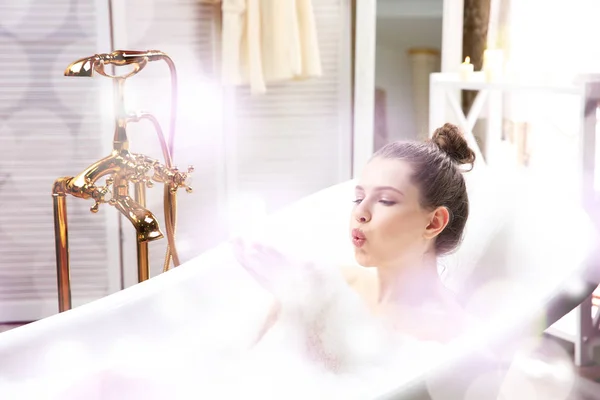 Atractiva mujer relajante en el baño — Foto de Stock