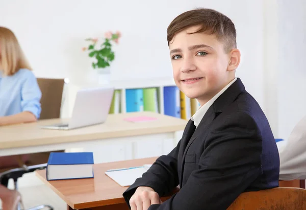Aranyos Tizenéves Fiú Leckét Osztályteremben — Stock Fotó
