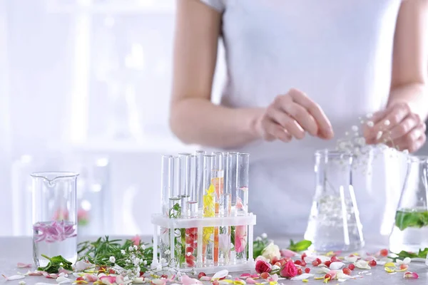 Woman mixing perfume samples — Stock Photo, Image