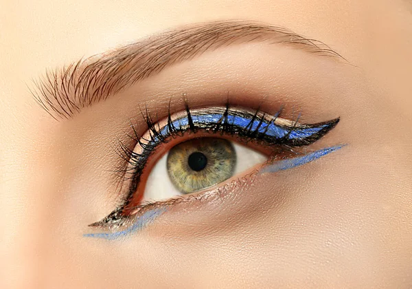 Kreatives Make-up mit Eyeliner — Stockfoto