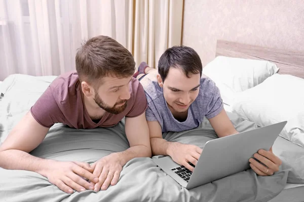 Gay couple couché sur lit — Photo