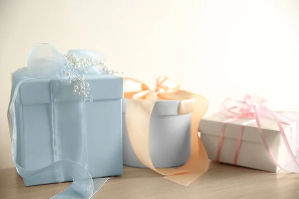 Tabel met geschenkdozen voor bruiloft — Stockfoto