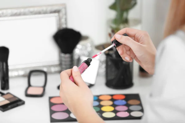 Artista de maquiagem profissional com cosméticos — Fotografia de Stock