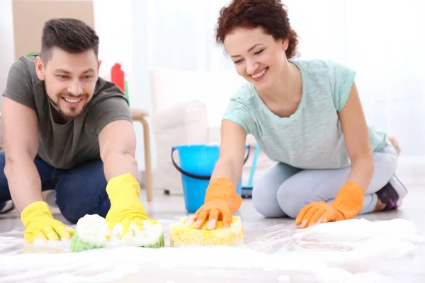 Giovane coppia pulizia casa — Foto Stock