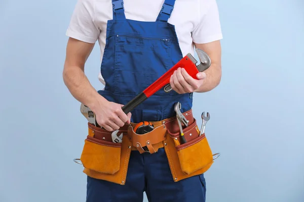Schöner junger Klempner mit Werkzeug — Stockfoto