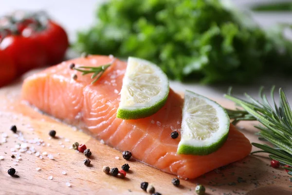 Filete de salmón recién marinado con lima — Foto de Stock