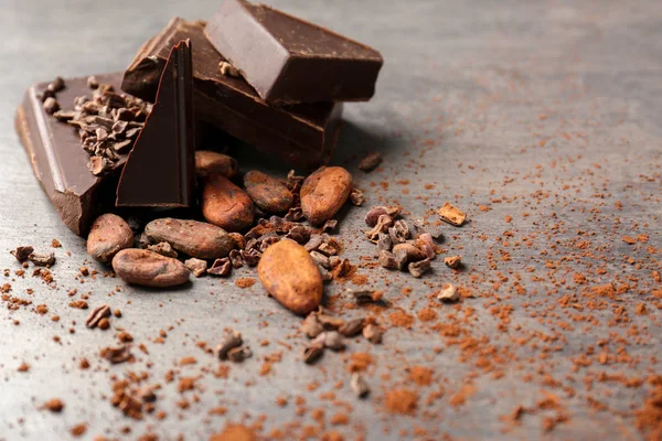 Fagioli di cacao e pezzi di cioccolato — Foto Stock