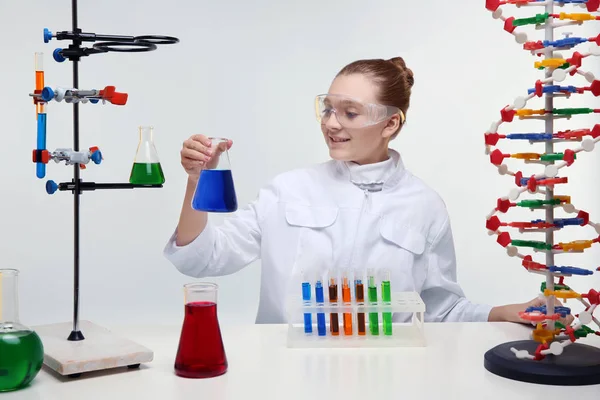 Lány ellenőrző kémiai kísérlet — Stock Fotó