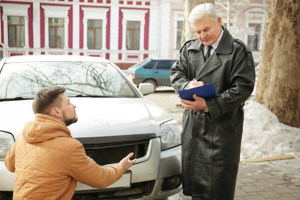 Водій пояснює подробиці аварії — стокове фото