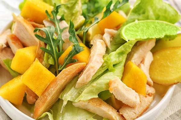Salada de frango fresca e saborosa — Fotografia de Stock