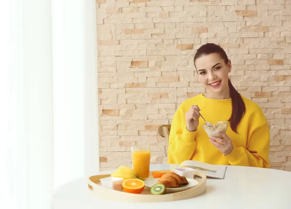 Молодая женщина завтракает — стоковое фото