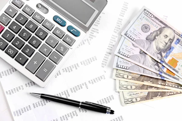 Kalkylator, dollar och penna på bill — Stockfoto