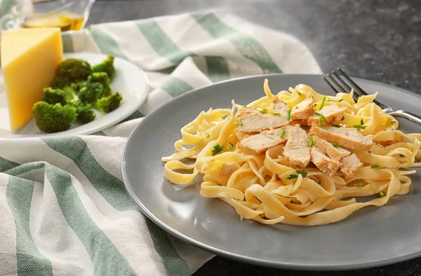 Delicious chicken Alfredo — Stock Photo, Image