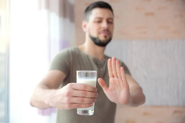 Uomo con allergia al latte — Foto Stock