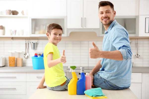 Papa et fils faisant le nettoyage — Photo