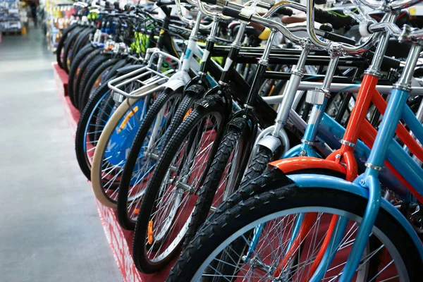 Много различных велосипедов в помещении — стоковое фото