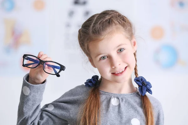 Söt liten flicka med glasögon i ögonläkares office — Stockfoto
