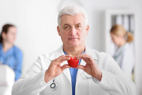 Чоловік лікар тримає серце — стокове фото
