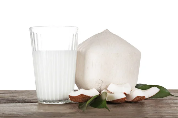 Verre de lait de coco avec noix — Photo