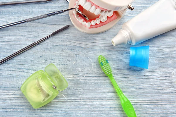 Стоматологические инструменты и комплект для чистки зубов — стоковое фото