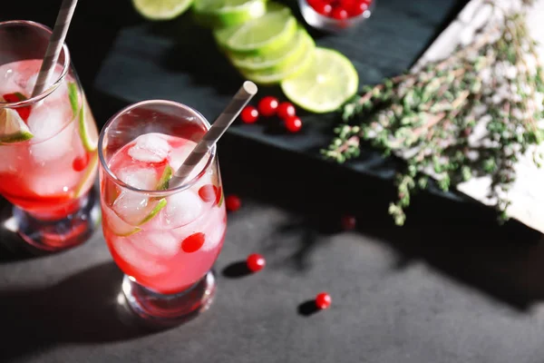 Uppfriskande cocktails med tranbär — Stockfoto