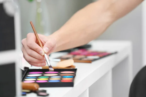 Maquillaje masculino artista mano — Foto de Stock