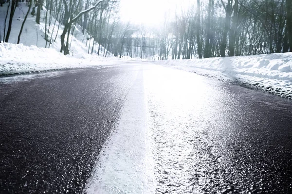 Strada invernale fuori città — Foto Stock