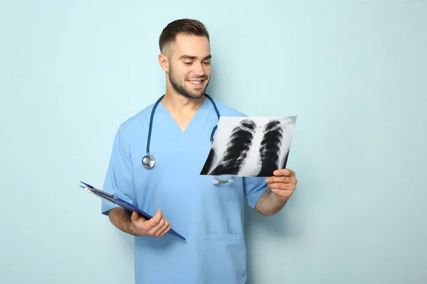 Junge Arzthelferin mit Röntgenbild — Stockfoto