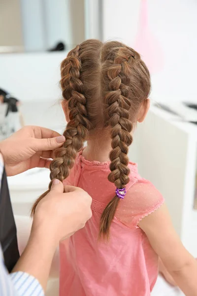 Menina no salão de cabeleireiro — Fotografia de Stock