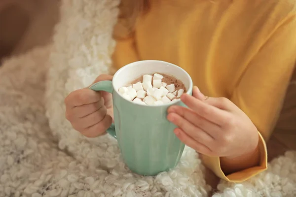 Ei lita jente drikker varm sjokolade – stockfoto