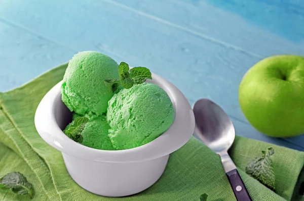 Sabroso helado de manzana — Foto de Stock