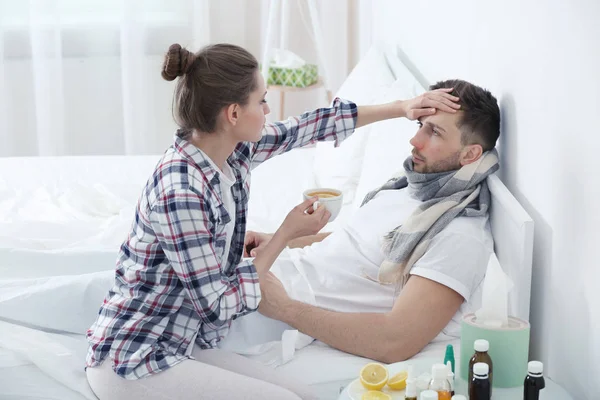 Kvinnan tar hand om sjuk man — Stockfoto