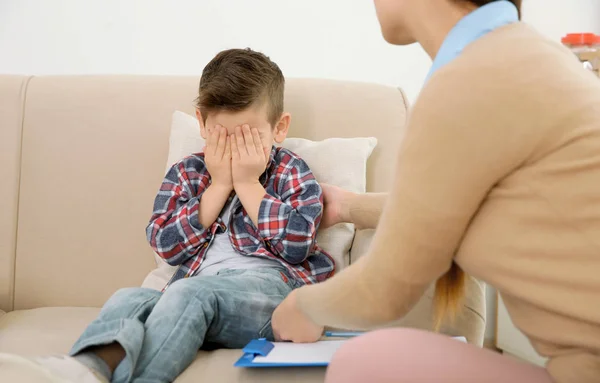 Psicólogo infantil trabajando con un niño pequeño — Foto de Stock