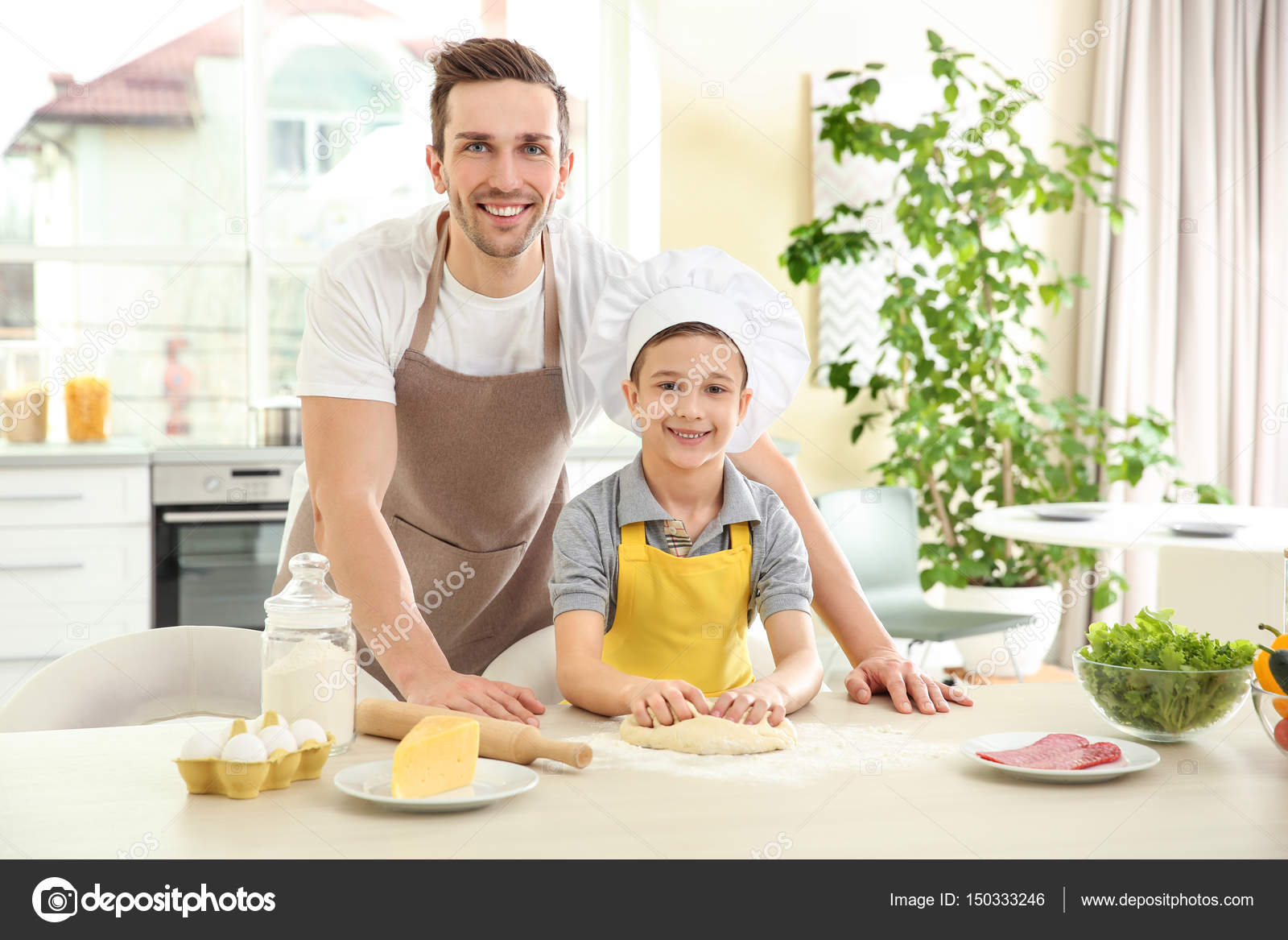 Papá e hijo en casa de cocina — Foto de stock © belchonock ...