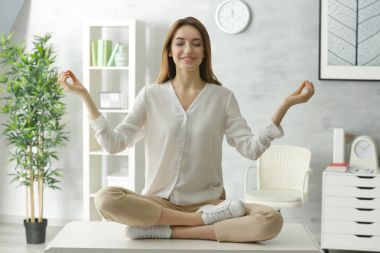 Güzel genç kadın meditasyon yapıyor. 