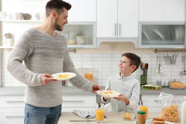 Baba ve oğul yemeğe hazırlanılıyor