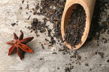 Ahşap kepçe ve çay yaprakları