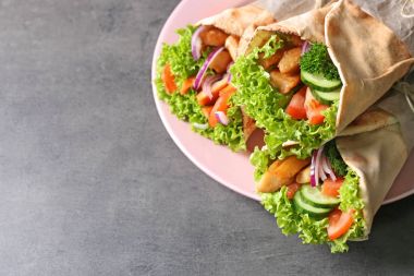 Lezzetli kebap sandviç ile plaka