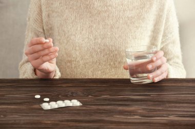 Hapları olan genç bir kadın 