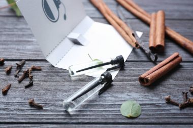 Parfüm ile güzel kompozisyon 