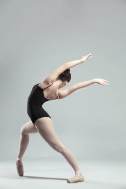 Genç güzel balerin dans