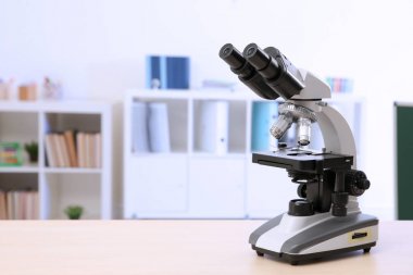 Kimya sınıfı modern mikroskobu