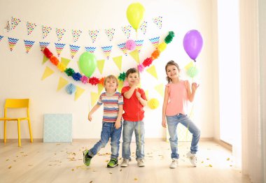 Sevimli küçük çocukların doğum günü partisi kutluyor