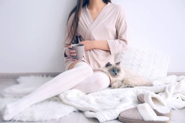 Kedili genç kadın. 