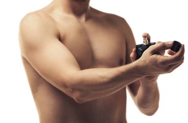 Parfüm kullanan yakışıklı genç adam.  