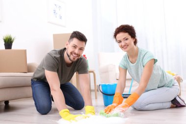 Genç çift temizlik ev 
