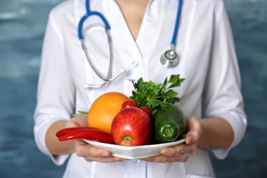 Doktor sağlıklı gıdalar ile plaka tutarak