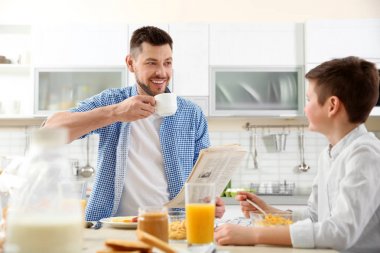 Baba ve oğul Öğle Yemeği 